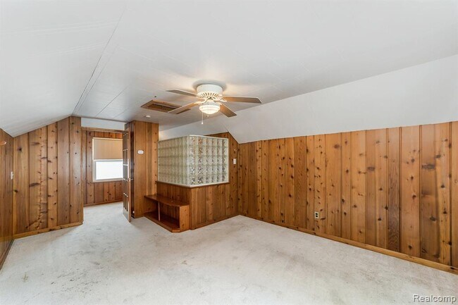 Building Photo - 305 E Granet Ave
