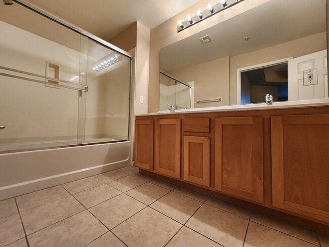 Building Photo - Great Park Ave Condo Unit!