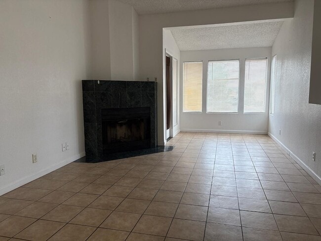 Building Photo - 1820 E Morten Ave