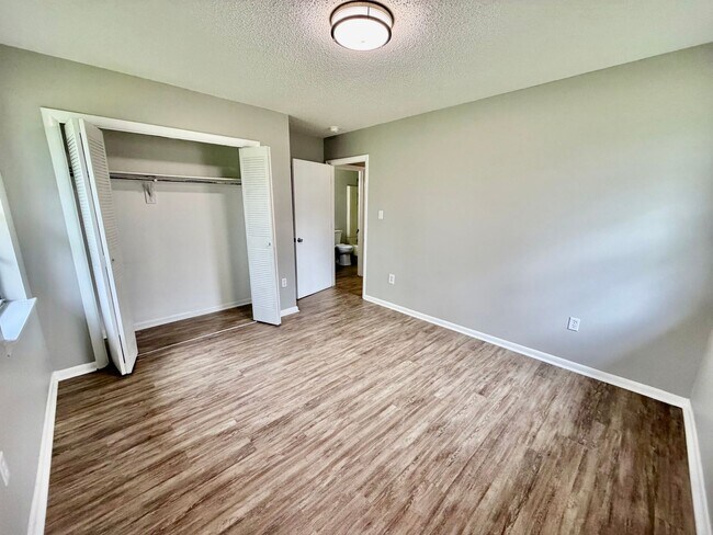 Building Photo - Comfortable 3-Bed Home with Fenced Backyard