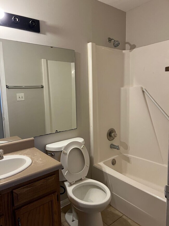 Building Photo - Charming residence boasts three spacious b...