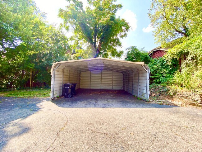 Building Photo - 5 bedroom /2 bath Mins. from UC for $750/pp ($3750/mo)! Off-Street Parking included!