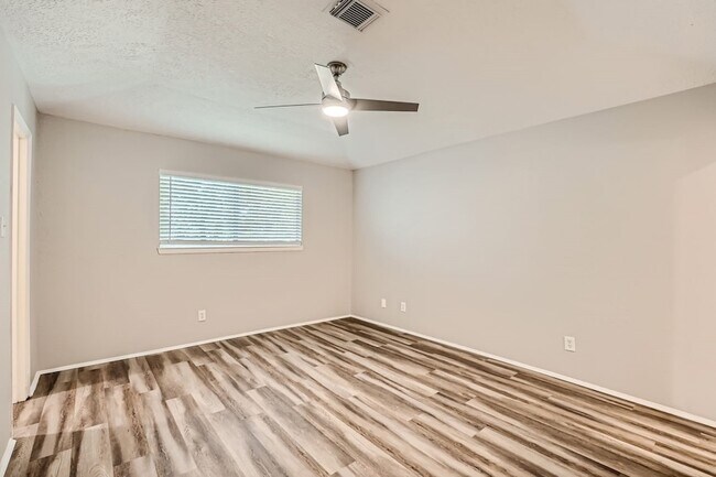 Building Photo - 401 Summer Pl Ct