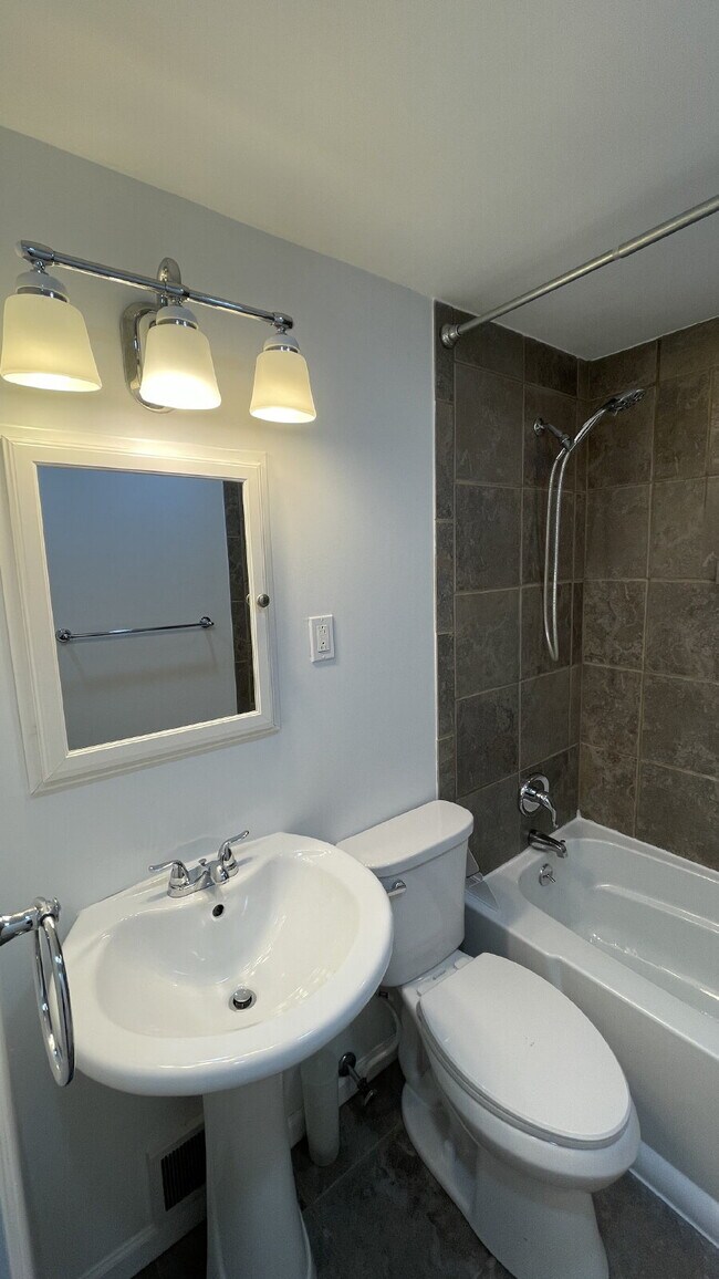 Building Photo - Charming 3 bed, 2 bath with finished basement!