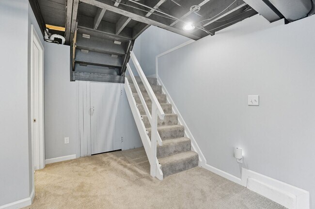 Building Photo - 6 Bed/3 Bath Remodeled Hyde Park Home w/Ce...