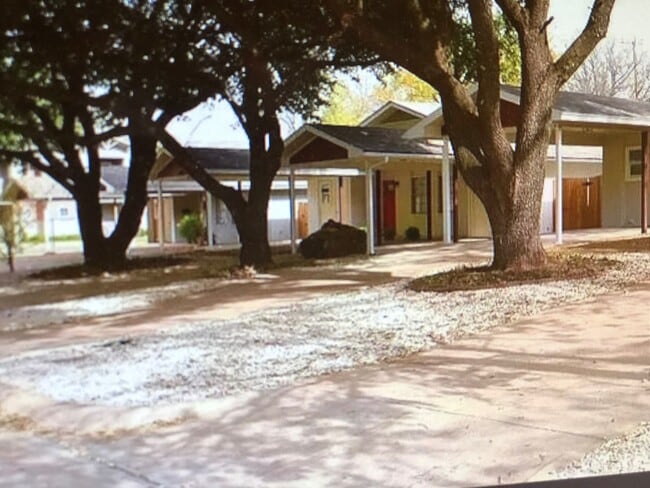 Building Photo - LIVINGSTON2709-11