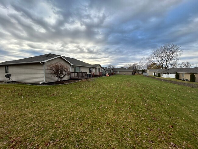 Building Photo - Modern Duplex Living in South Hill – Welco...