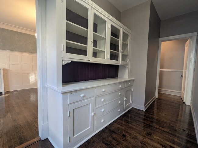 Building Photo - 5630 N Kenmore Ave