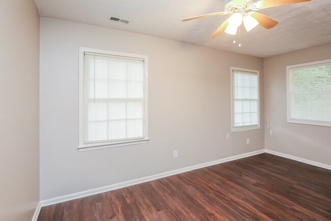 Building Photo - 925 Virginia Ct SE