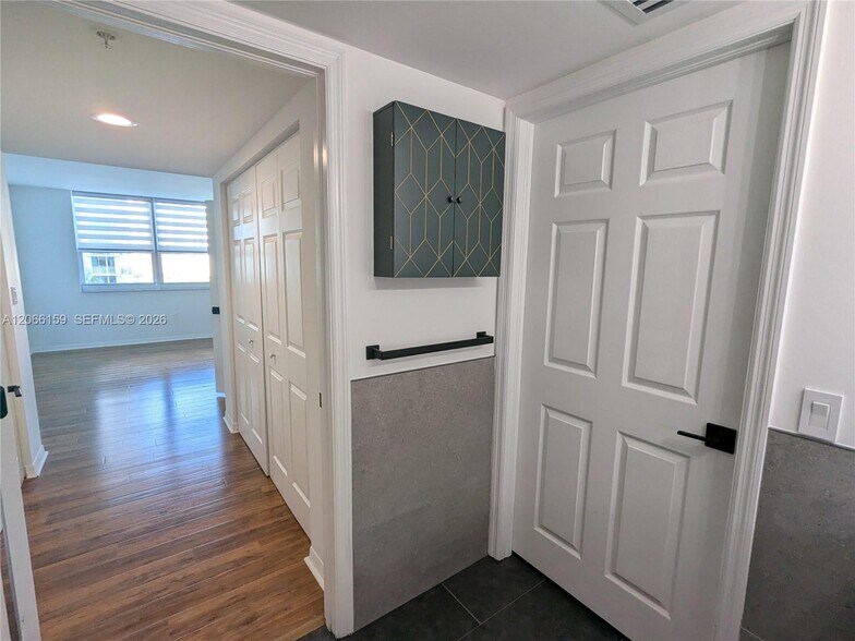Building Photo - 1155 Brickell Bay Dr