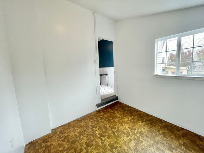 Building Photo - Wonderful Light and Bright Top Floor 2BR/1...