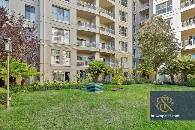 Building Photo - 140 S Van Ness Ave