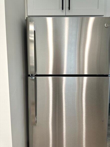 SS energy efficient fridge - 2217 Kenwood Blvd SE
