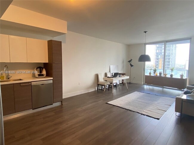 Building Photo - 1010 SW 2nd Ave