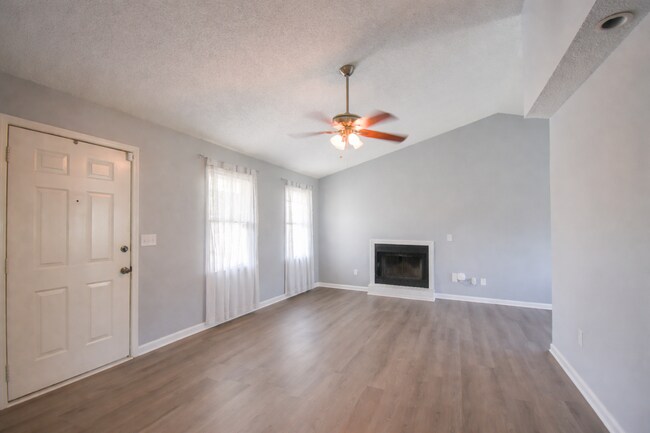 Building Photo - 3 Bedroom 2 Bathroom- Pets Considered