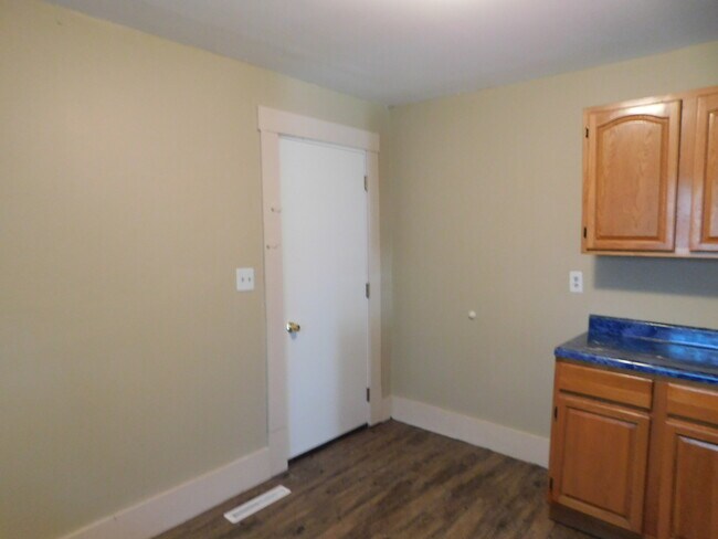 Building Photo - Affordable 3 bedroom/1 bath in El Dorado!