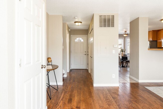 Building Photo - Charming 3 Bedroom Townhome in Highlands Neighborhood