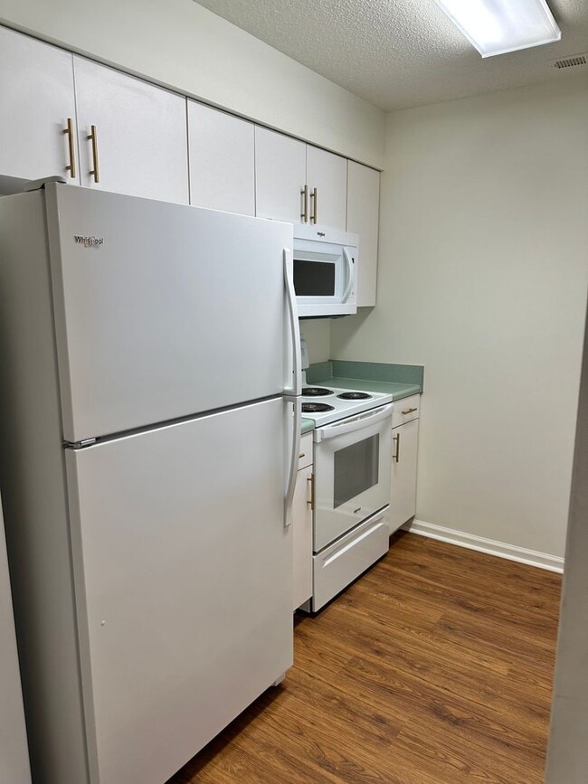 Building Photo - Condo in La Fontaine Available!