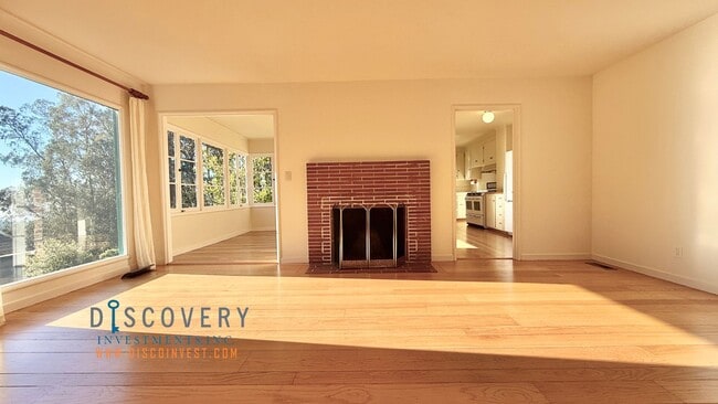 Building Photo - Mid-Century Montclair 3+ Bedroom with Filtered San Francisco Bay Views!