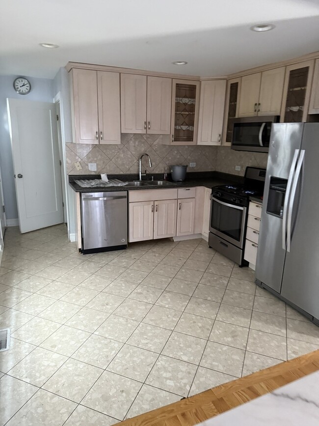 Building Photo - 7710 Kedvale Ave