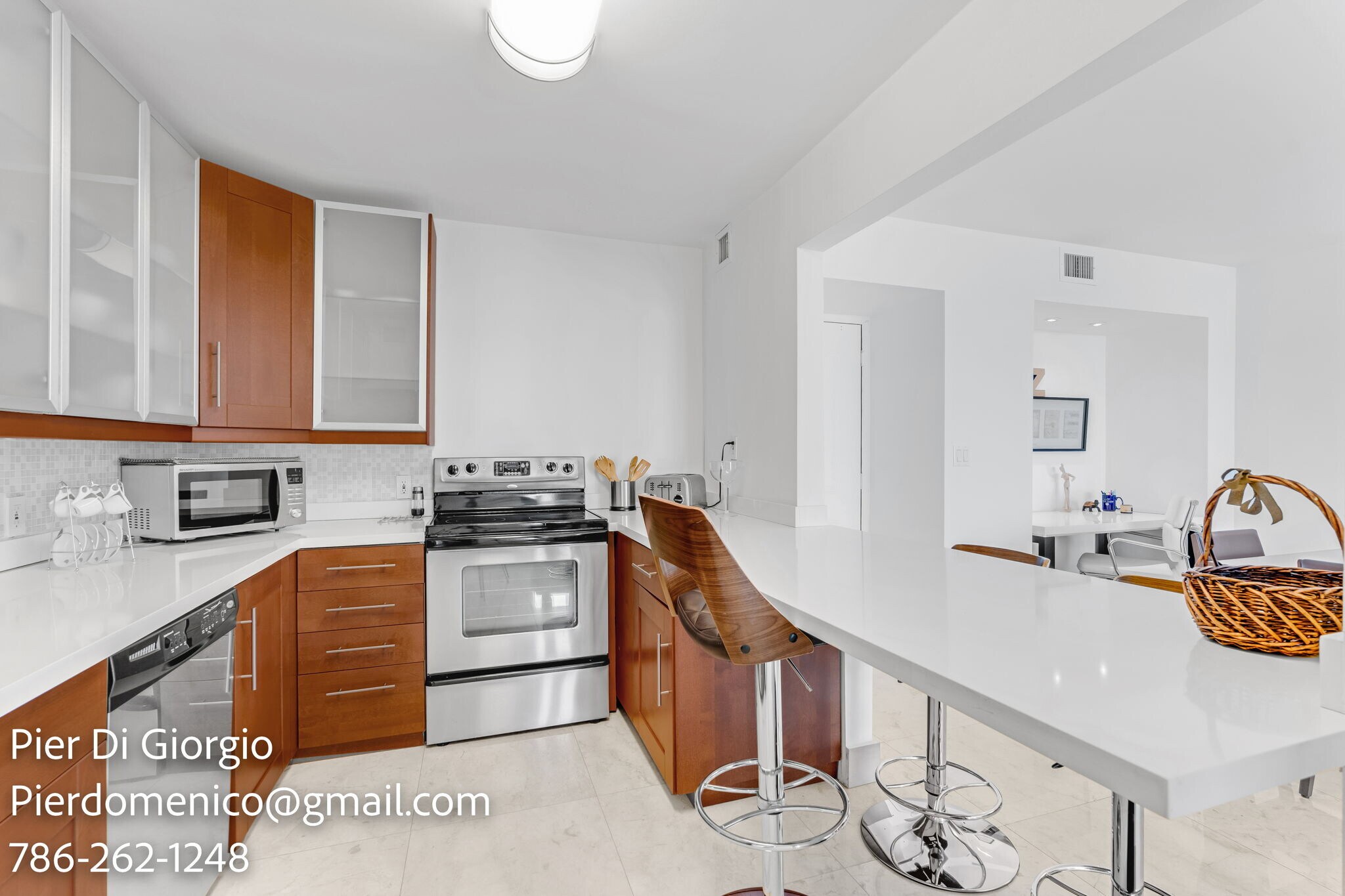 Building Photo - 100 Bayview Dr