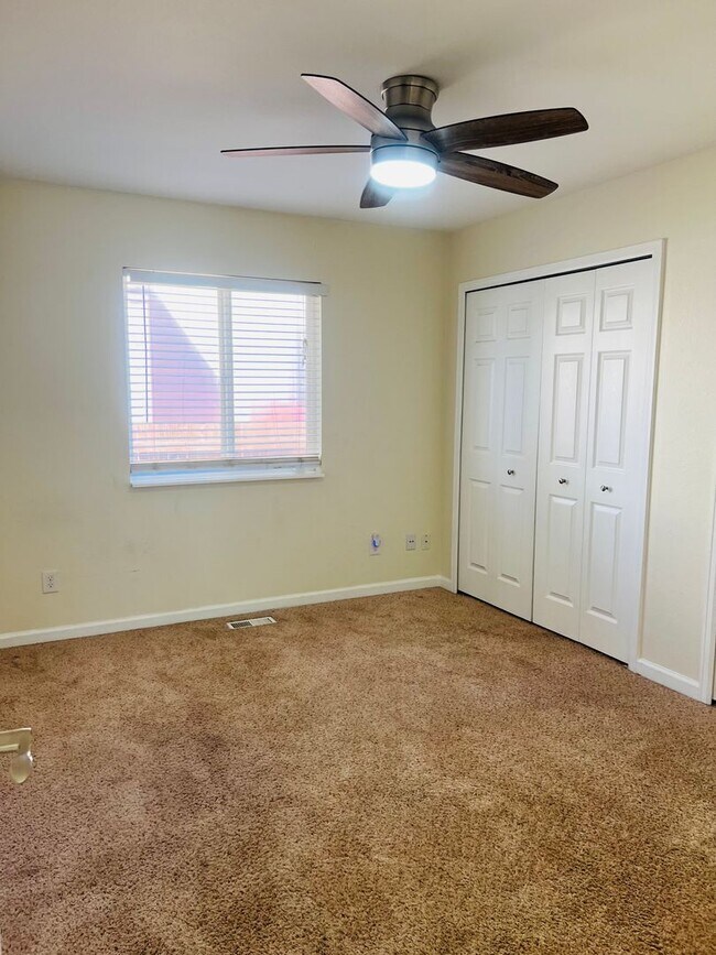 Building Photo - 4 bedroom 2 bath close to Fort Carson
