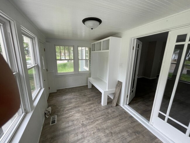 Building Photo - Great, newly renovated home