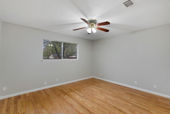 Building Photo - 2101 Matthews Ln