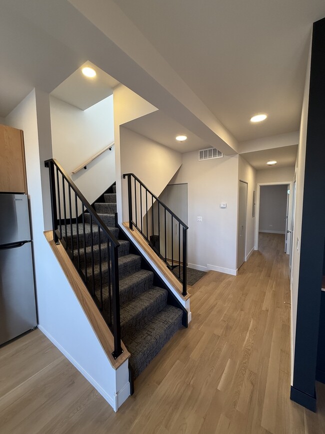 Building Photo - 927 N Mozart St