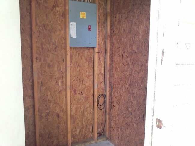 Building Photo - Coming Soon!   2 Bedroom, 1 Bath Downstairs Apartment