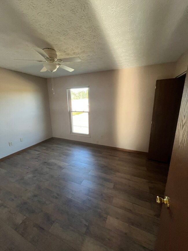 Building Photo - 1871 N Lakeman Dr