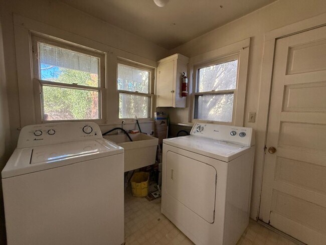 Building Photo - Updated ground floor unit in vintage duple...