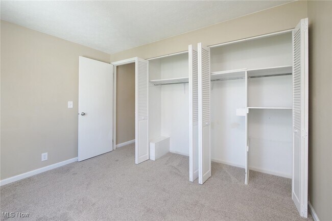 Building Photo - 267 Deepwood Dr