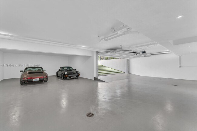 Building Photo - 2110 S Miami Ave