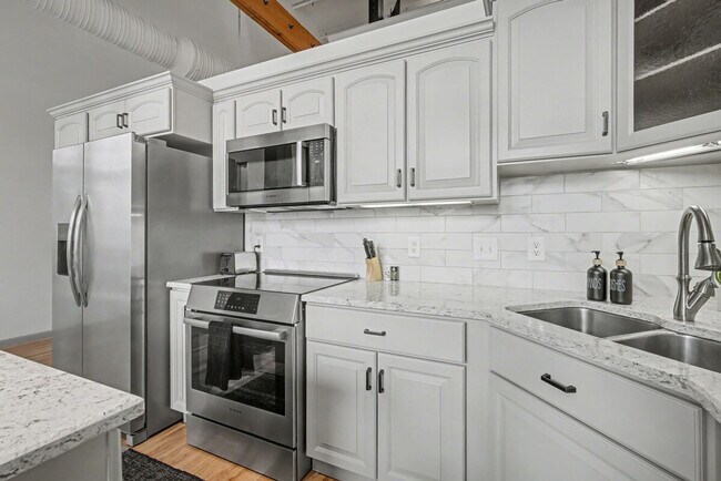 Building Photo - 1555 California St