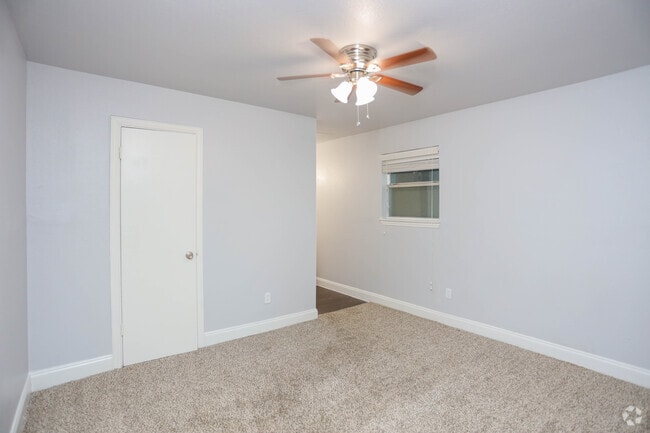 2BR, 2BA - 824SF - B3 - Ridge & Parkdale Apartments