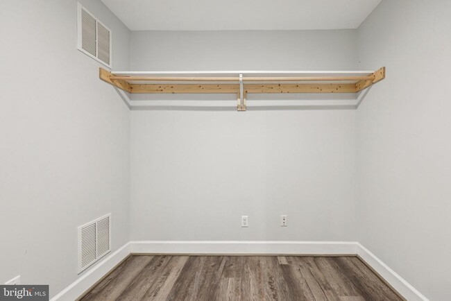 Building Photo - 2880 Myrtlewood Dr