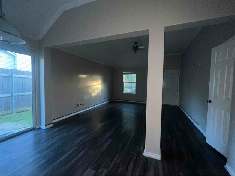 Building Photo - 812 Becard Dr