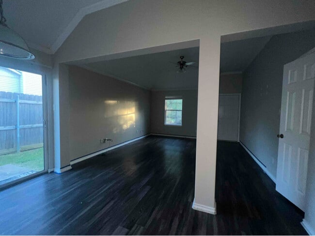 Building Photo - 507 Maple St