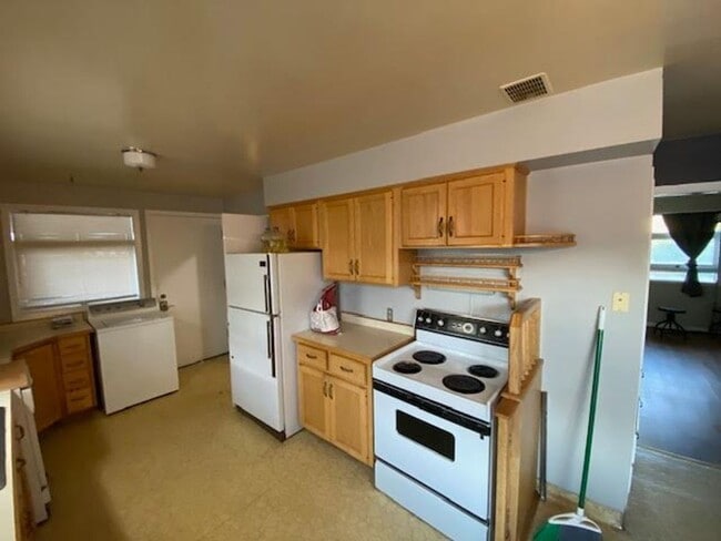 Building Photo - Move in Discount! Charming Ranch Style Sin...
