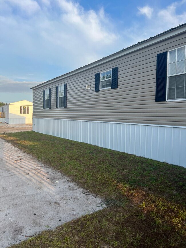 Building Photo - Move in ready!! 2BD/2BA spacious mobile home!