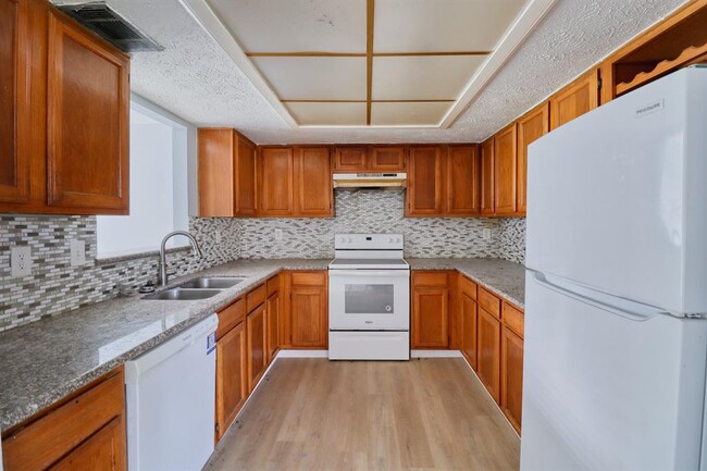 Building Photo - 6911 Pouter Dr
