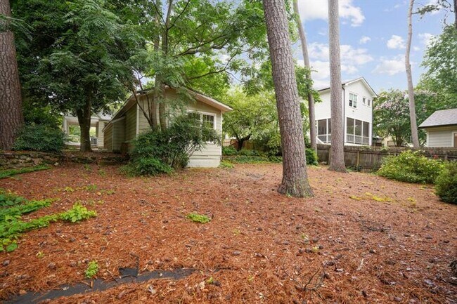 Building Photo - 615 Sycamore Dr