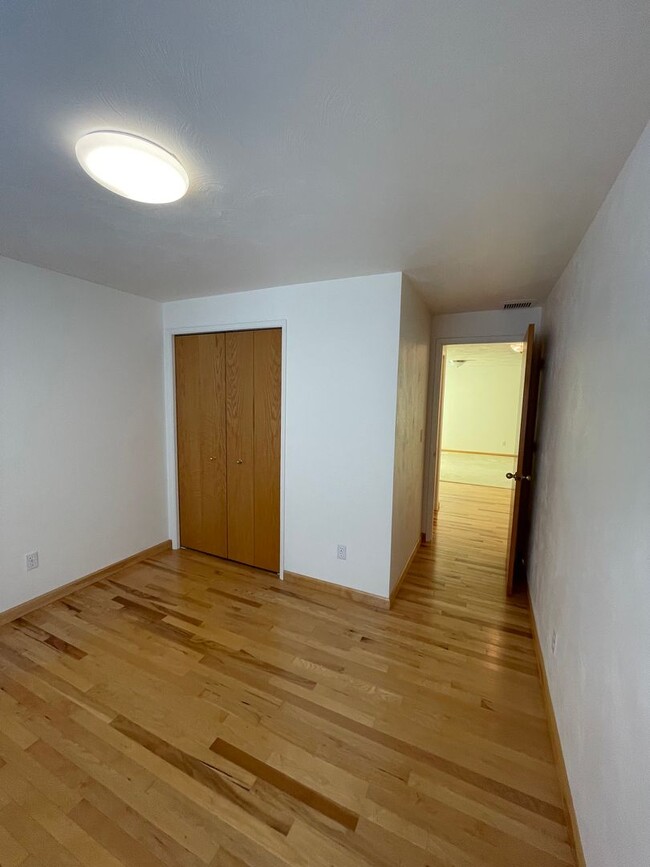 Building Photo - Large 4 Bed/ 2 Full Bath Home in the Gilha...