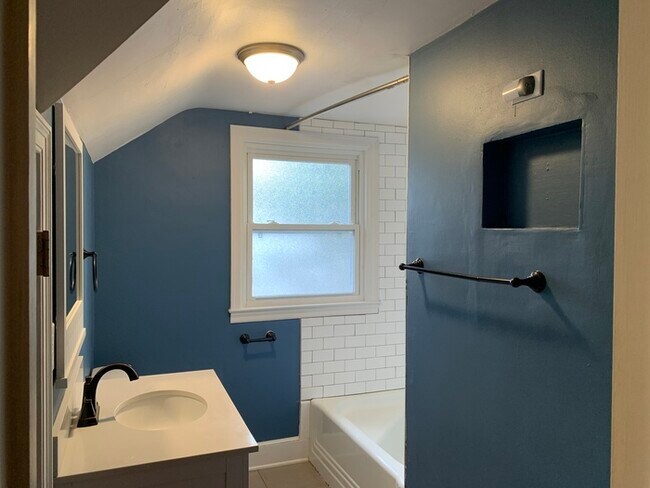 Building Photo - PENDING-Charming & Updated Bungalow in SoBro!