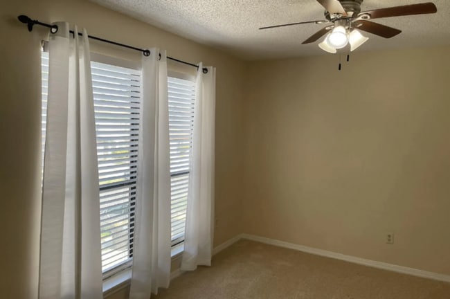 Building Photo - 2 Bedroom Townhome in Lexington Square