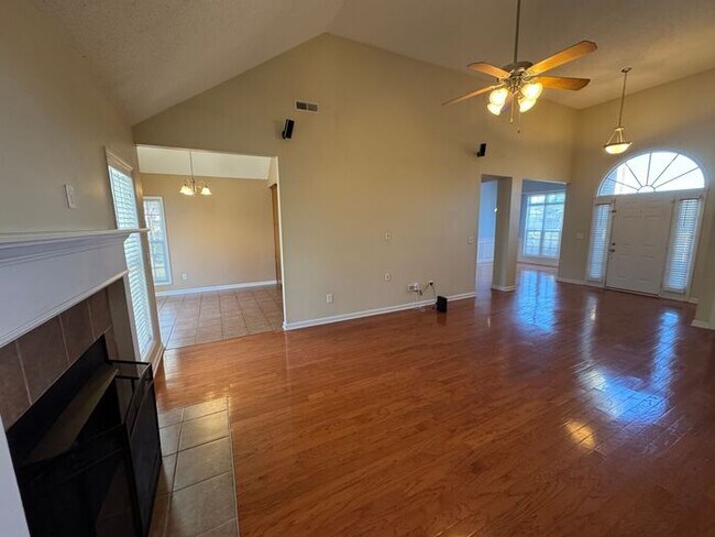 Building Photo - Prime Location and Fenced Yard