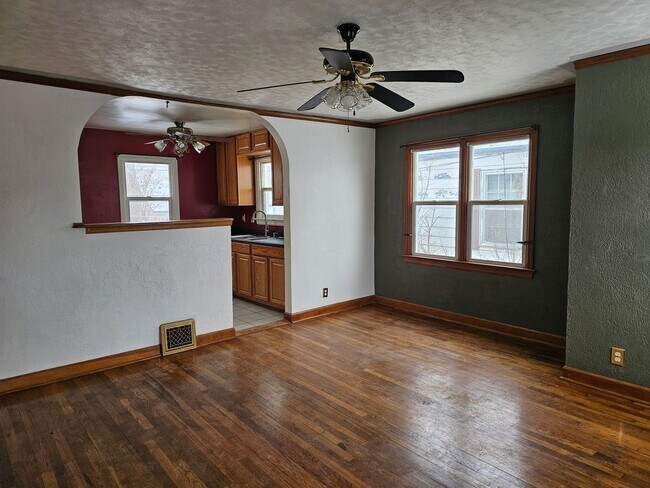 Building Photo - 915 W 28th St