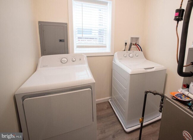 Building Photo - 2049 Snyder Ave