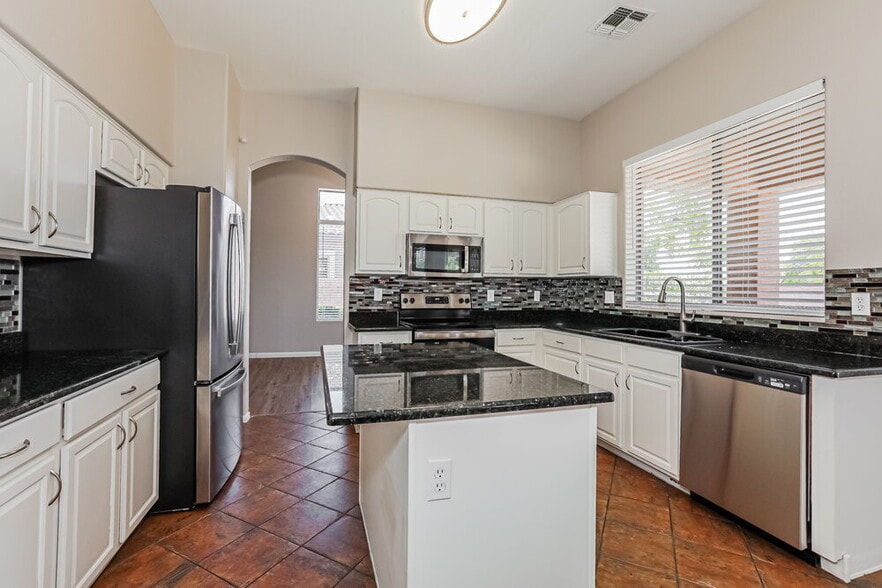 Building Photo - 4091 E Carriage Way